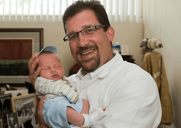 Rabbi-Mohel Howard Glantz performing a bris